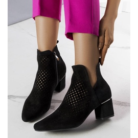 BM Schwarze Stiefeletten mit Lochmuster von Bernadette 1