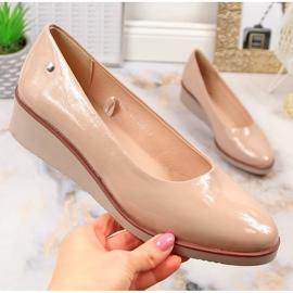 Beige lackierte Keilabsatzschuhe für Damen Vinceza 10865 1