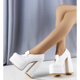 Weiße Pumps auf dickem Block von Janie 1