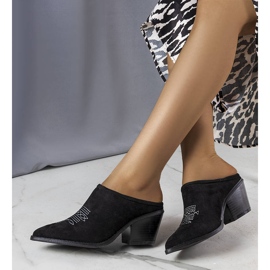 Schwarze Pantoletten mit aufgebauter Vorderseite von Linda 1