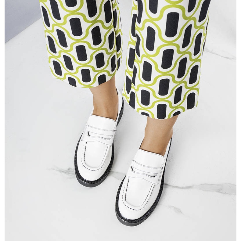 Bl&Ki Viola weiß lackierte Schuhe 1