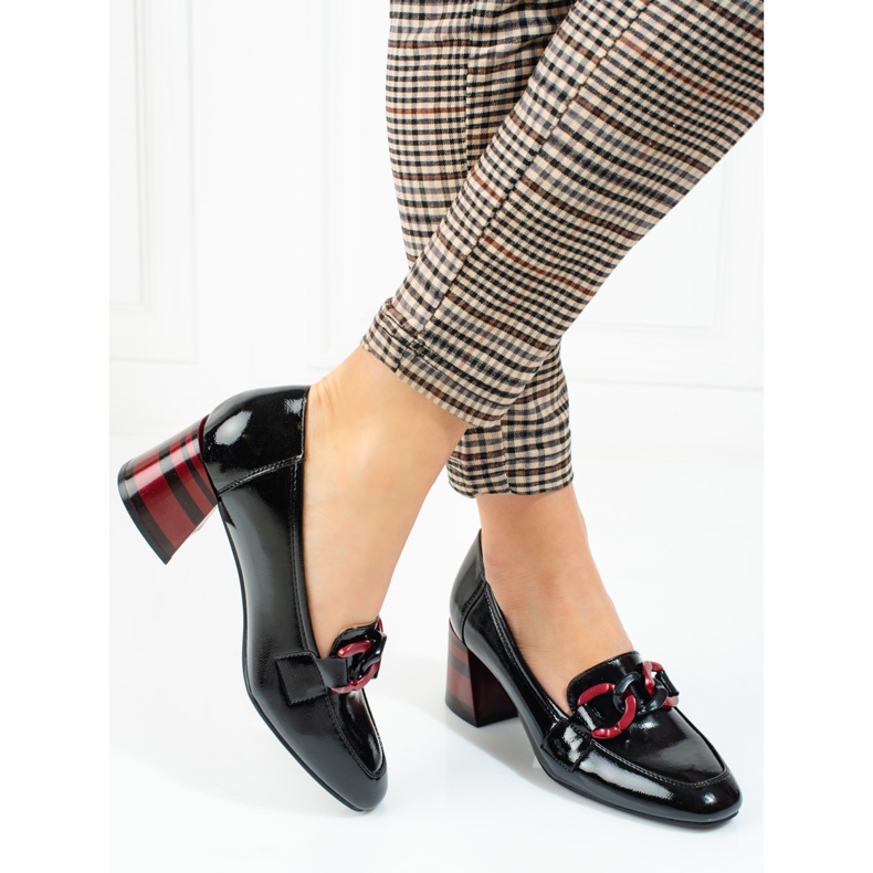 Schwarze Vinceza Damenpumps mit Kette 1