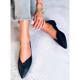 BM Ayanna Schwarze, ausgeschnittene Ballerinas 2