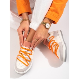 Shelovet Sneakers mit orangefarbenen Schnürsenkeln weiß 1