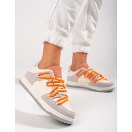 Shelovet Sneakers mit orangefarbenen Schnürsenkeln weiß 2