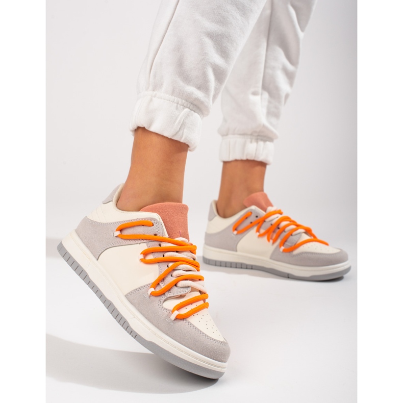 Shelovet Sneakers mit orangefarbenen Schnürsenkeln weiß 2