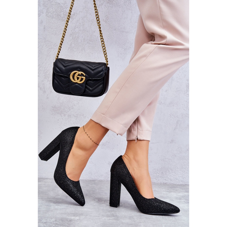 Glänzende Pumps auf schwarzem Absatz 2