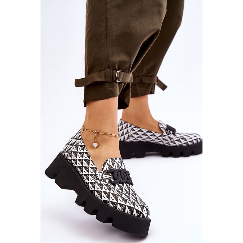 Loafer auf einer massiven Plattform Laura Messi 2601 Schwarz und Weiß 2