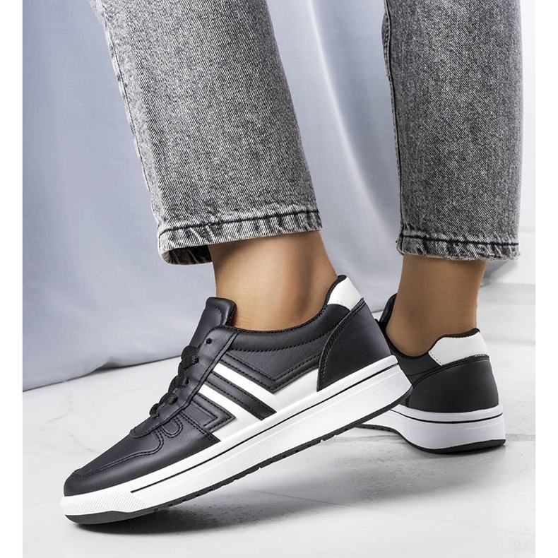 BM Schwarze Sneakers mit weißen Einsätzen von Olympia 1