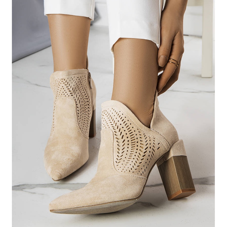 Beige Stiefel mit Lochmuster von Hachée 1
