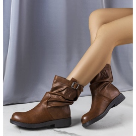 BM Flache Stiefel zum Hineinschlüpfen in Braun von Charlene 1