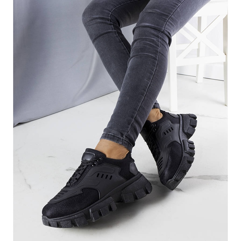 BM Schwarze Turnschuhe auf einer massiven Inez-Sohle 1