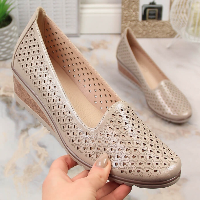 Beige schimmernde durchbrochene Keilschuhe für Damen Potocki SZ12018 2