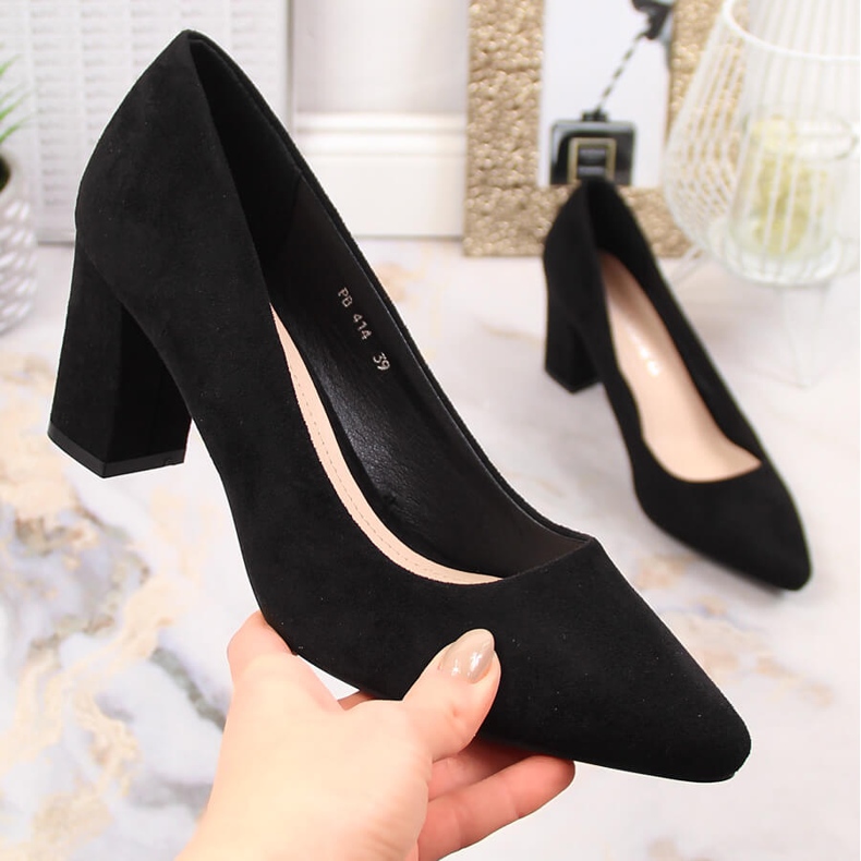 Schwarze Wildlederpumps für Damen auf der Post Sergio Leone PB414 1