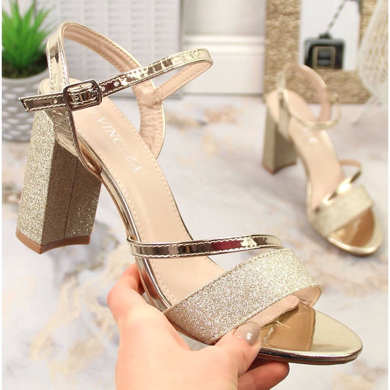 Damensandalen aus Goldbrokat auf der Post Vinceza 2255 golden 1