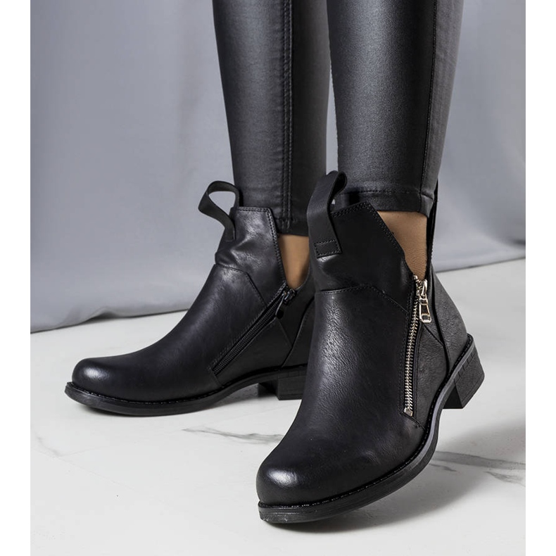 BM Pat schwarze Ankle Boots mit Cut-Outs 1