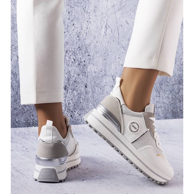 BM Weiße Sneakers mit Glitzereinsätzen von Léves 1