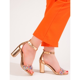 Elegante goldene Perlensandalen von Shelovet 1