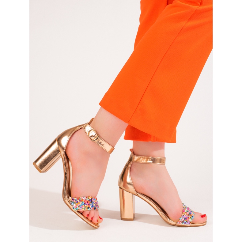 Elegante goldene Perlensandalen von Shelovet 1