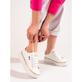 W. Potocki Weiße Sportschuhe auf der Potocki-Plattform 1