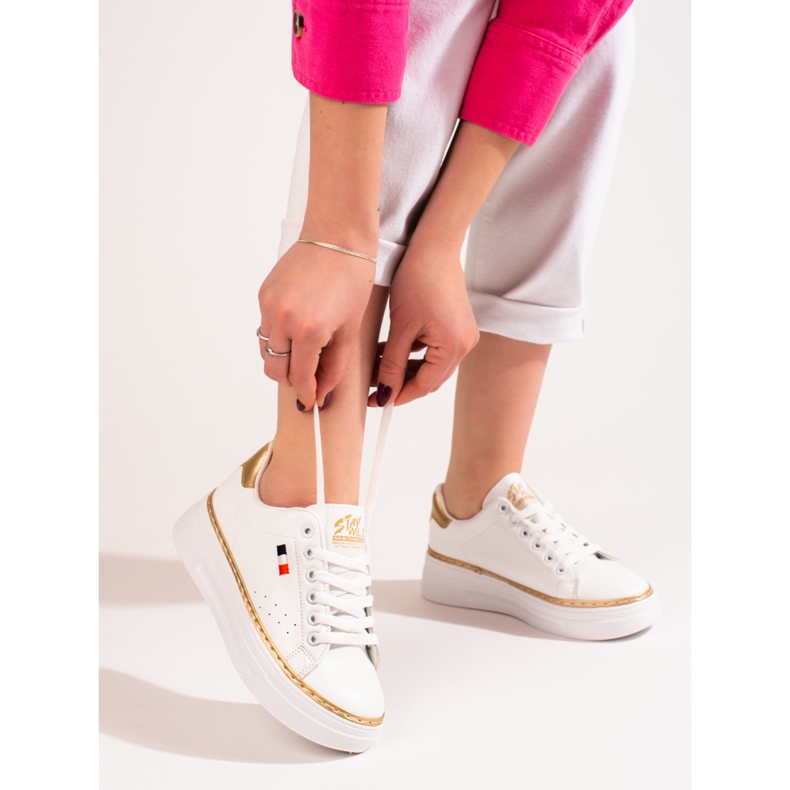 W. Potocki Weiße Sportschuhe auf der Potocki-Plattform 1