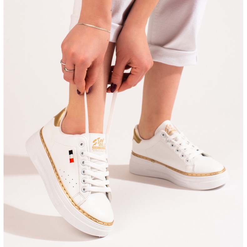 W. Potocki Weiße Sportschuhe auf der Potocki-Plattform 2