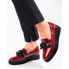 Vinceza Shelovet Burgund lackierte Plateau-Loafer mit Kette rot 1