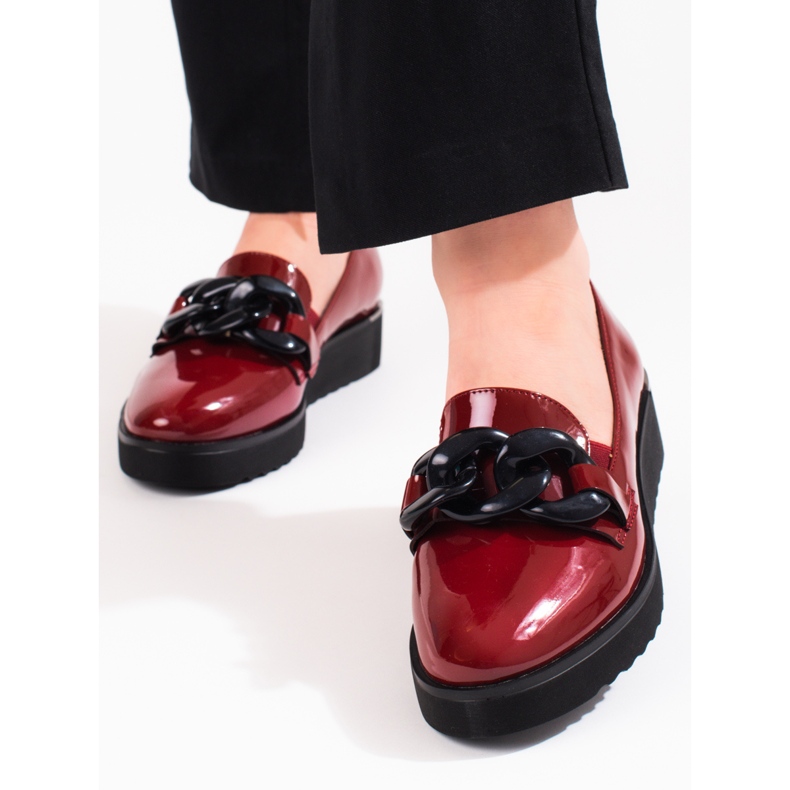 Vinceza Shelovet Burgund lackierte Plateau-Loafer mit Kette rot 2