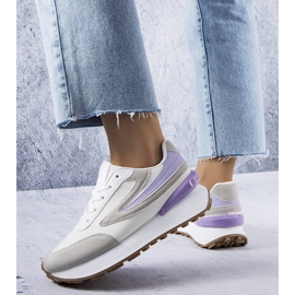 Weiße Sneakers auf einer dickeren Sohle von Moore 1