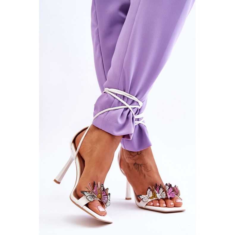 FS1 Gebundene Sandalen auf einem hohen Absatz mit weißen Delmar-Schmetterlingen 2