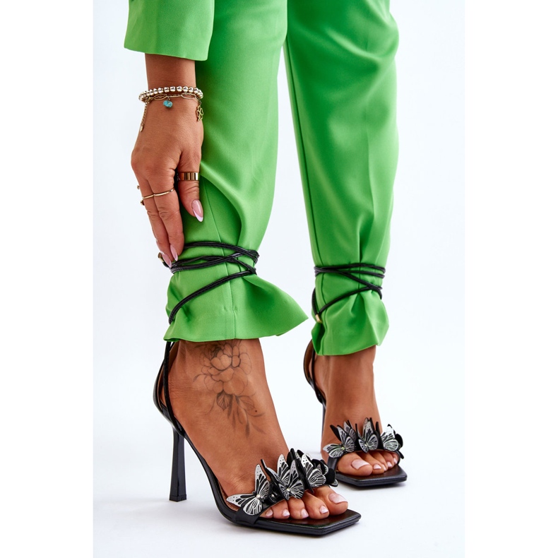 Gebundene Sandalen auf einem hohen Absatz mit schwarzen Delmar-Schmetterlingen 2