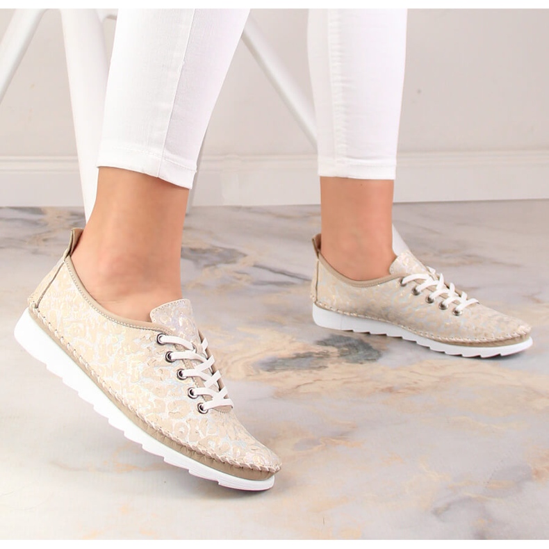 Leichter Damen-Sportschuh aus Leder beige Artiker 52C0691 2