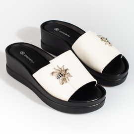 Weiße Damenhausschuhe auf einem bequemen Shelovet-Keilabsatz 1