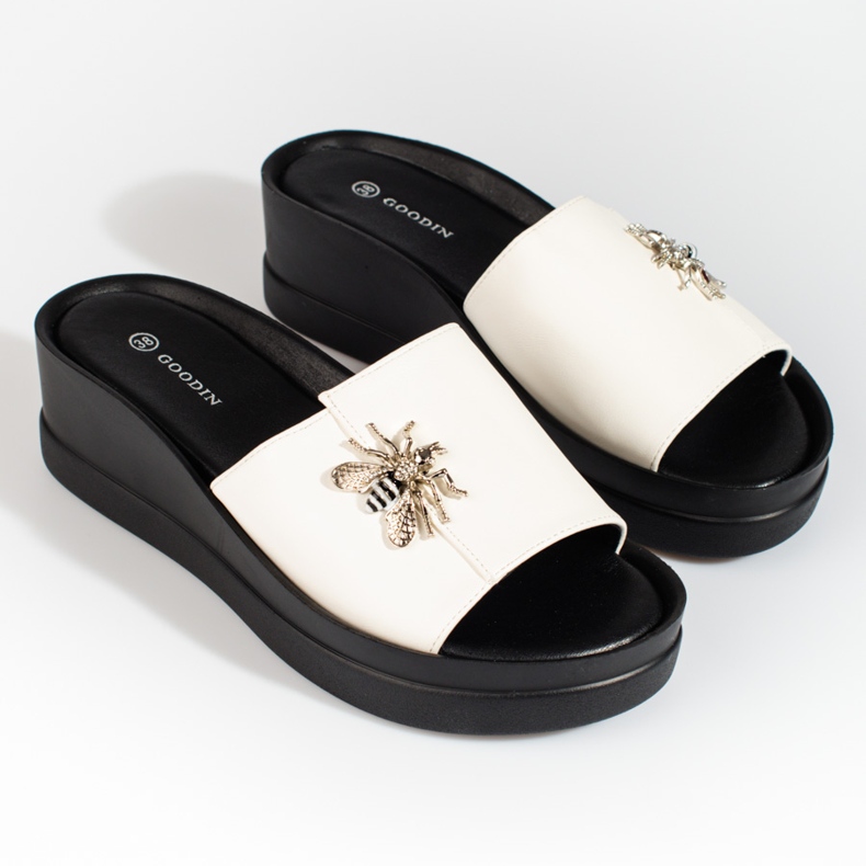 Weiße Damenhausschuhe auf einem bequemen Shelovet-Keilabsatz 1