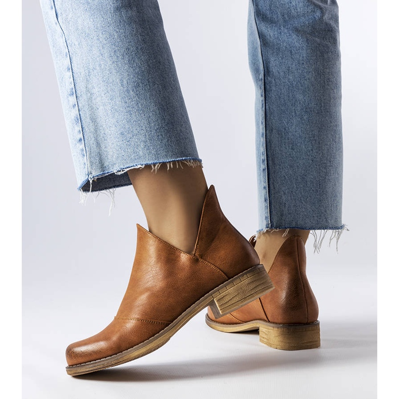 PA1 Braune Stiefel mit unregelmäßigem Obermaterial von Lacombe 1