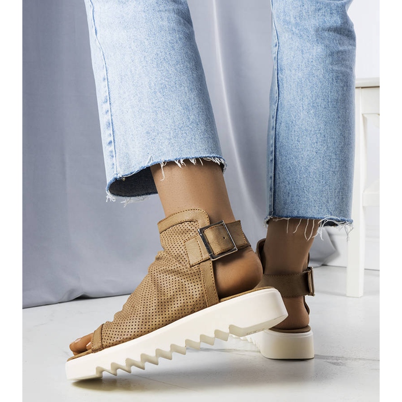 PA1 Braune Sandalen mit Lochmuster von Beulah beige 1