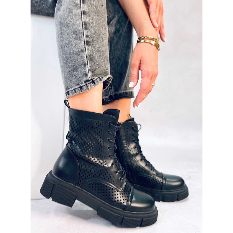 BM Wyman Schwarze durchbrochene Schnürstiefel 1