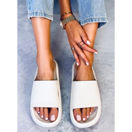 BM Weiße Kissenhausschuhe von Yang 1