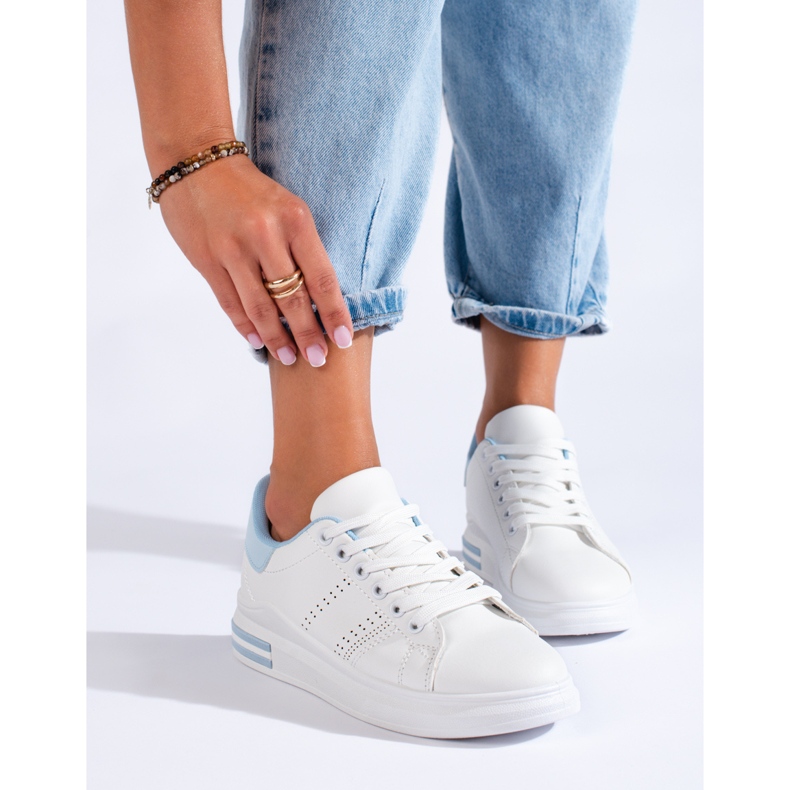 Weiße Sportschuhe Turnschuhe auf der Shelovet-Plattform 1