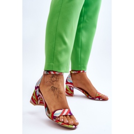 FB1 Beige und quincyblau gemusterte Satinsandalen mit niedrigem Absatz braun 2