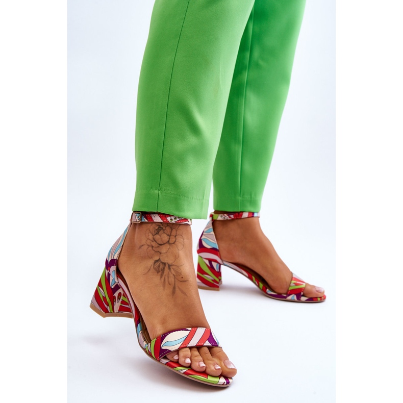 FB1 Beige und quincyblau gemusterte Satinsandalen mit niedrigem Absatz braun 2