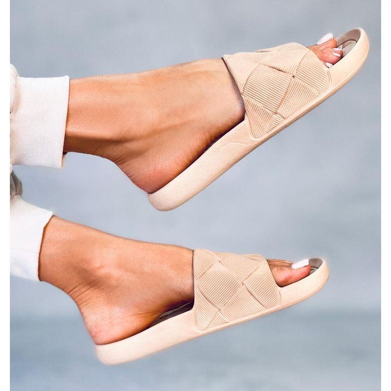 PA1 Lottner Pantoletten aus khakifarbenem Gummi beige 1