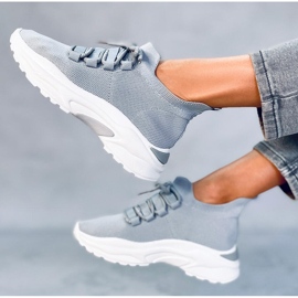 Vesco Sportschuhe mit grauen Socken 1