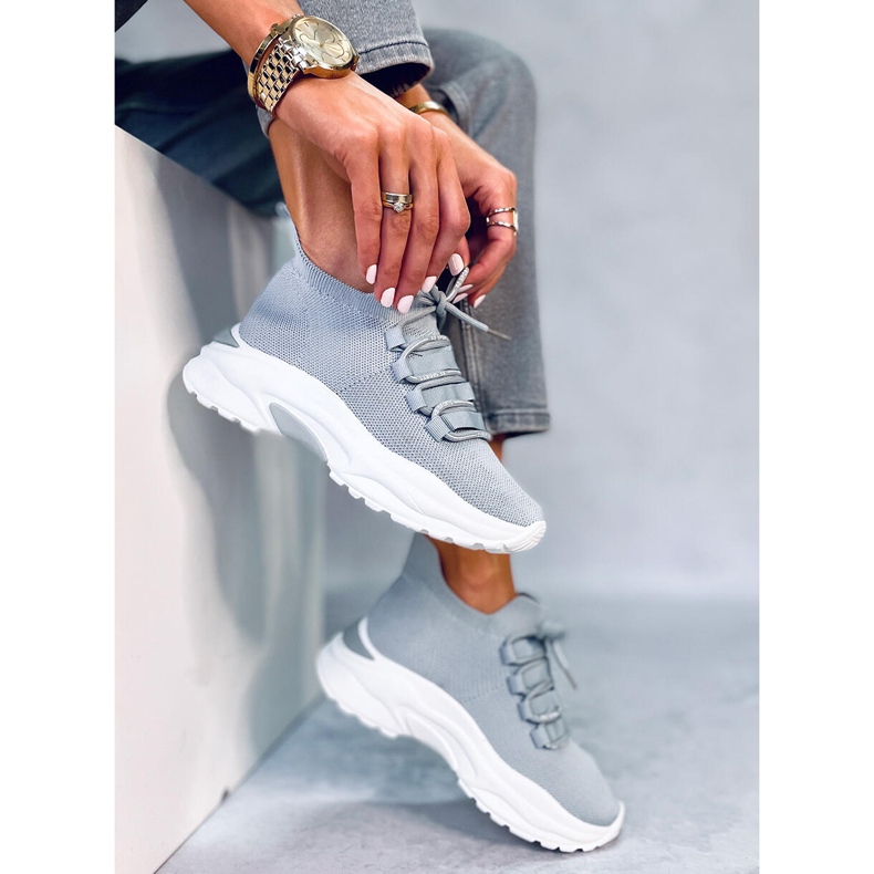 Vesco Sportschuhe mit grauen Socken 2