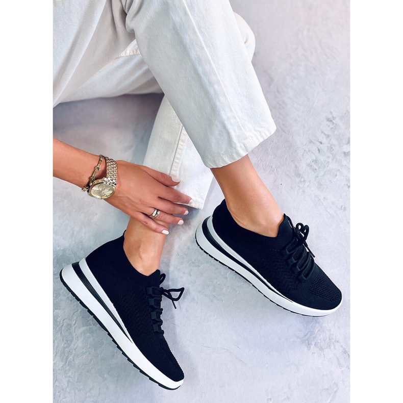 PA1 Barthel Sportschuhe mit schwarzen Socken 1