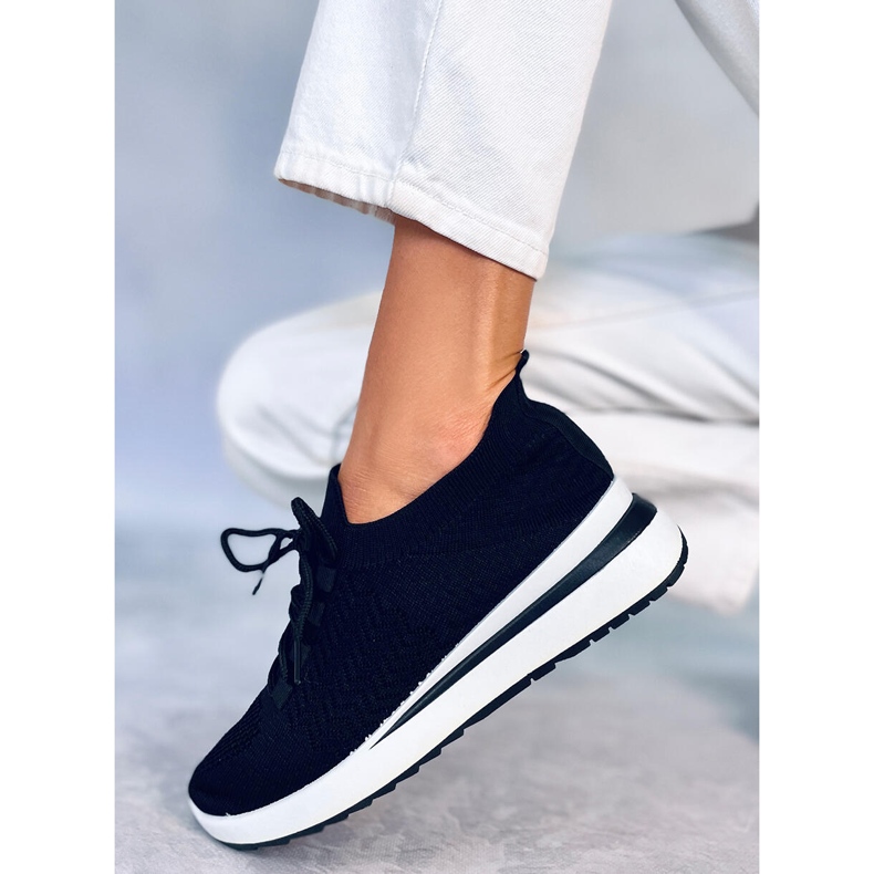 PA1 Barthel Sportschuhe mit schwarzen Socken 2