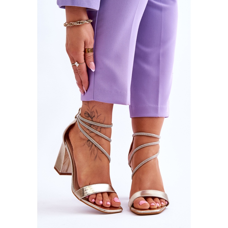 Modische Sandalen mit goldenen Carma-Zirkonen 1