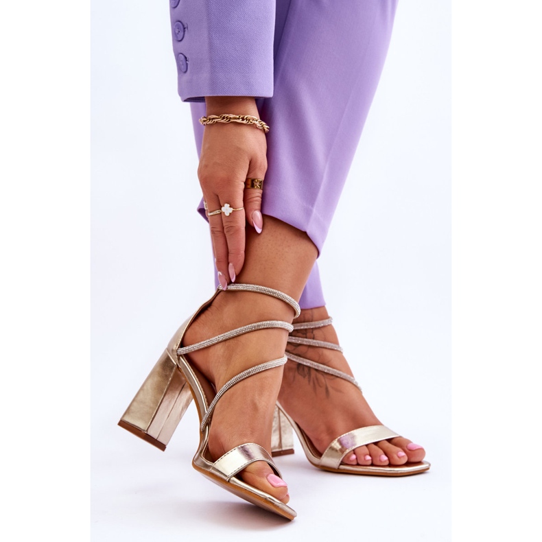 Modische Sandalen mit goldenen Carma-Zirkonen 2