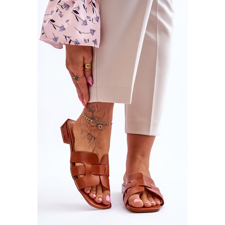 FJ1 Klassische Fendy-Lederpantoffeln in Kamelbraun für Damen 1