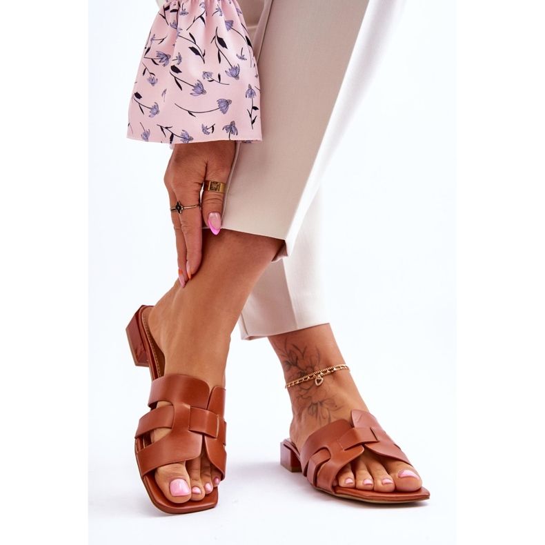 FJ1 Klassische Fendy-Lederpantoffeln in Kamelbraun für Damen 2